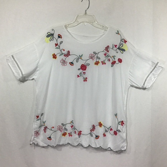 White Short Sleeve Top With Floral Embroidery Tops - 💥BOGO💥 White Boxy Short Sleeve Embellished Blouse